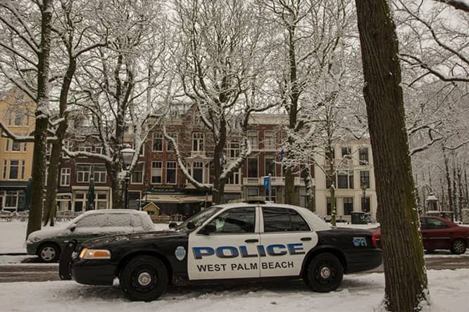 Amerikaanse politieauto in sneeuw