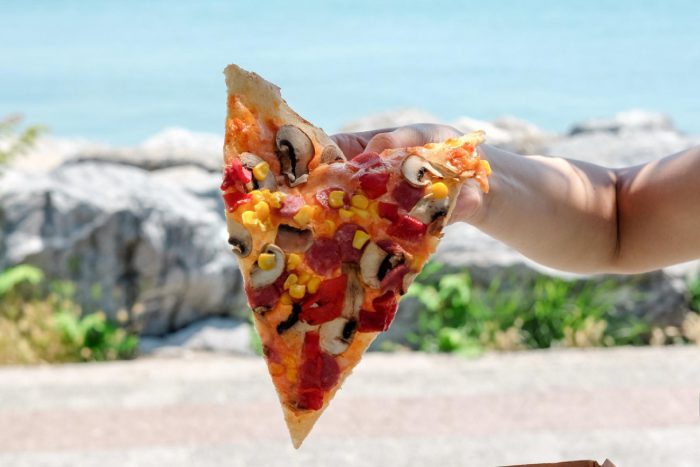 Large pizza - Vreemde Eigenschappen Amerikanen